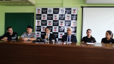 Agentes da segurança pública em coletiva com a imprensa na apresentação do resultado da "Operação Clone"