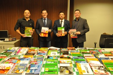 Os secretários de justiça juntamente com o gerente de reinserção social receberam os livros doados pelo diretor da Penitenciária Federal de Rondônia.