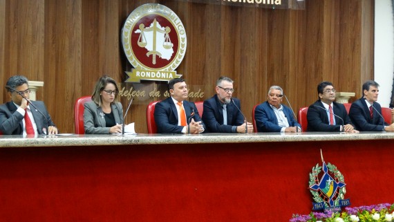 Em composição à mesa autoridades do MP e a nova ouvidora da Sesdec, Valkiria Maia.