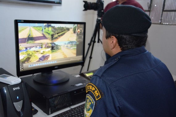 Policial acompanhando a movimentação da cidade através do sistema de videomonitoramento.