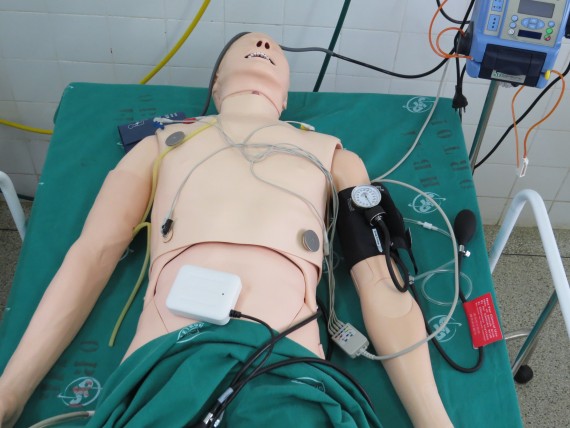 Robô simula frequencia cardíaca, pressão arterial e imita  sons de dor