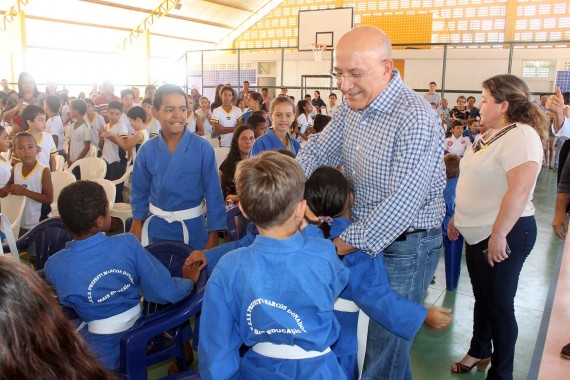  Governador Confúcio recepcionado pelos alunos da escola de judô Mutsubara