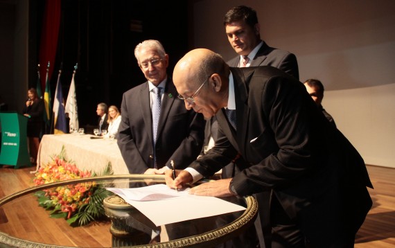 Confúcio Moura assina termo de adesão observado por Thomé e Glauco Corte.