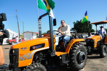 Vice-governador Daniel Pereira pilota um Budny