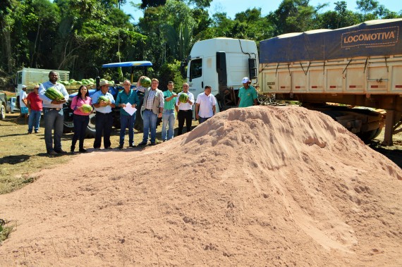 Incentivo à produção agrícola de Nova Mamoré foi dado com a entrega de um trator, um caminhão e R$ 120 mil para o transporte do calcário