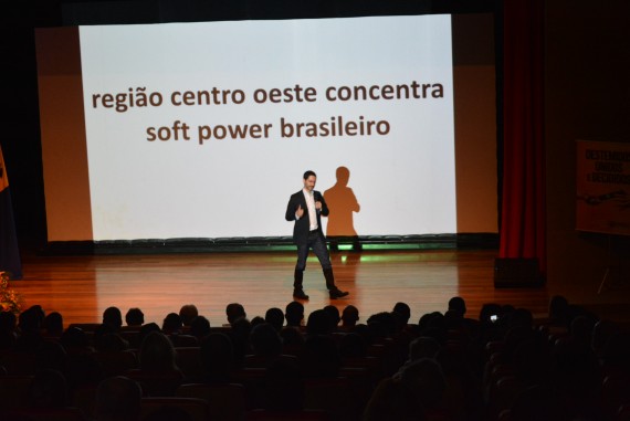 Professor doutor, Ronaldo Lemos, palestrou sobre “Economia Criativa como Estratégia de Desenvolvimento”, no Teatro Estadual Guaporé