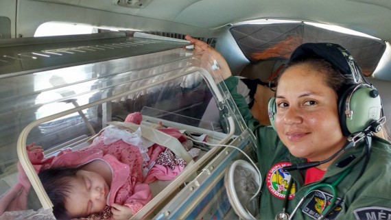 Bebê foi transportada em voo do GOA e com auxílio de incubadora neonatal