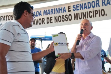 Governador Confúcio Moura faz entrega simbólica de parte dos títulos definitivos