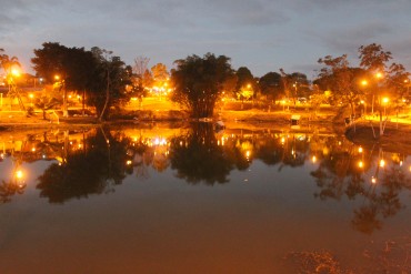 No entorno da lagoa do parque foi construída uma pista de caminhada, toda iluminada. 