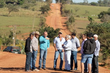 Diretor do DER na estrada com o prefeito de Corumbiara, com representante da empresa e líderes da região