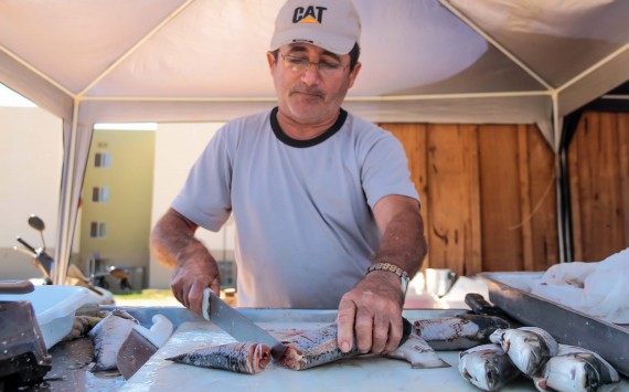Edson Moura há 20 dias vende peixes na entrada do conjunto habitacional