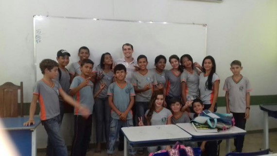 Edson Paiva com os alunos da Escola Deonildo Caragnatto