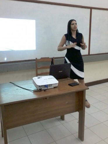 Professora Danielle Constantino durante  apresentação na Ufam, em Manaus