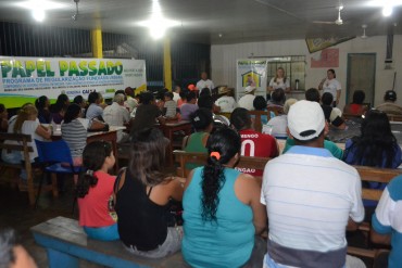 Equipe da CGPRF/SUDER em reunião com os moradores dos bairros Santa Luzia é Fátima na escola Irmã Hilda, em Guajará-Mirim. 