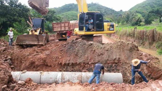 Construção de bueiros na Linha 04, Corumbiara e Guarajus