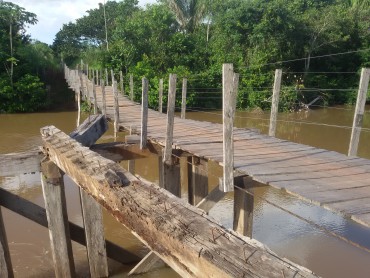 Mesmo em condições precárias a ponte era utilizada diariamente  