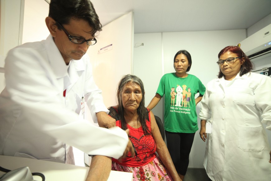 Uruao Caraxu Oro Nao, 79 anos, começa o tratamento aferindo a pressão arterial na Unidade de Saúde Fluvial ancorada em Deolinda