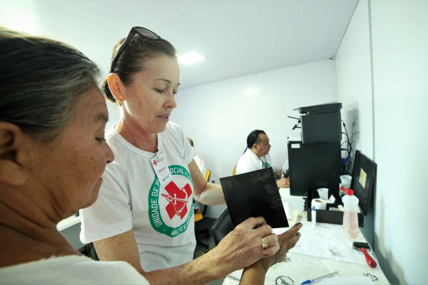 Datiloscopista Orleide de Oliveira toma a impressão digital de mulher Wajuru