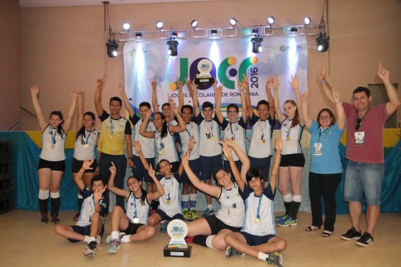Equipe feminina do vôlei da escola Álvares Azevedo, de Vilhena, recebeu a premiação na segunda-feira