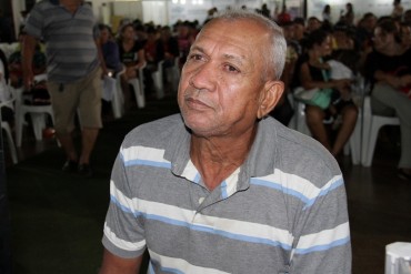 O aposentado José Raimundo Gonçalves conseguiu um bom iugar na fila e negociar o débido de licencimento de sua motocicleta