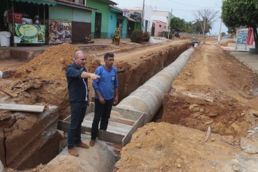 Drenagem para o asfaltamento urbano em Seringueiras também é realizada por administração direta