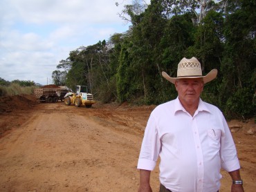 Zé Goiano, que depende das estradas para o transporte do seu gado, elogia trabalho feito pelo DER na RO-488