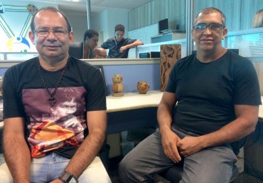 Os artesãos Evandro Pires e Ronaldo Farias contam com os benefícios do Carteira Nacional do Artesão