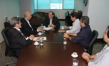 O vice-governador Daniel Pereira em reunião com os diretores da Quantum Engenharia