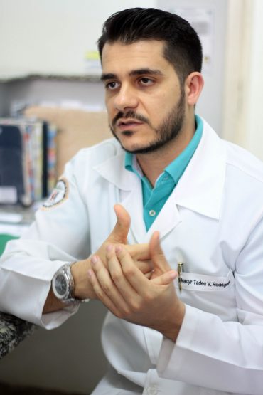 Cirurgião dentista Moacyr Tadeu Rodrigues explica procedimento