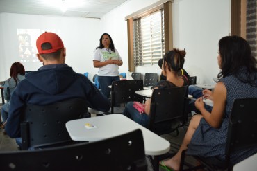 Jovens participam de oficinas na SEPOAD