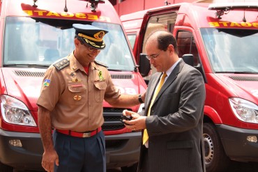Governador em exercício Daniel Pereira durante entrega das unidades de resgate