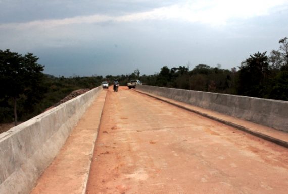 Ponte de concreto, feita pelo Governo do Estado, que liga os municípios de Theobroma e Jaru. 