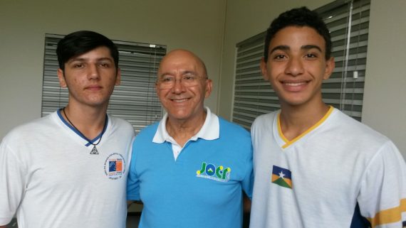 Governador Confúcio com os alunos Gabriel Teixeira Manfrinato e Kevin Ferreira Cruz 