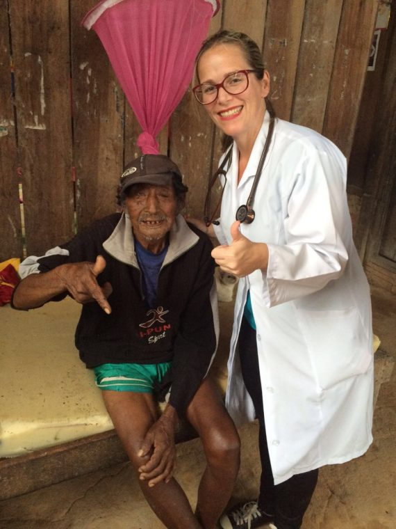 Uma médica da equipe atende a um ancião indígena em sua própria residência