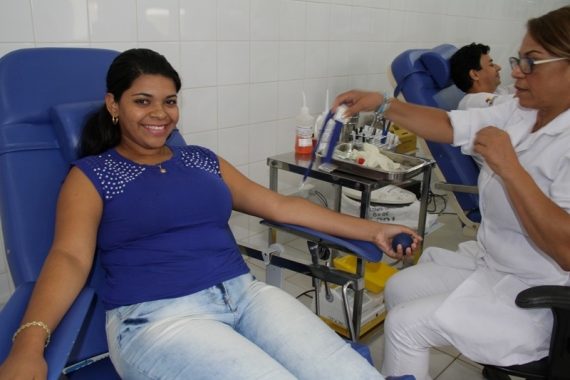 Rebeca se preparando para doar: ela pretende continuar doando sangue