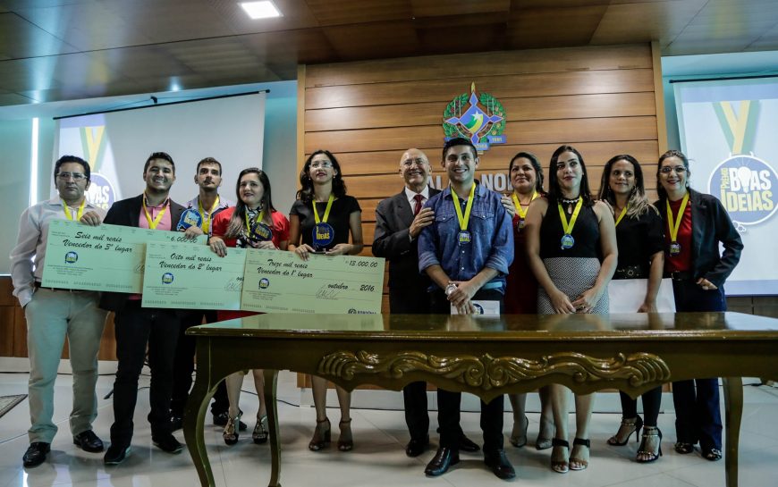  Os finalistas do Prêmio Boas Ideias com o governador Confúcio Moura