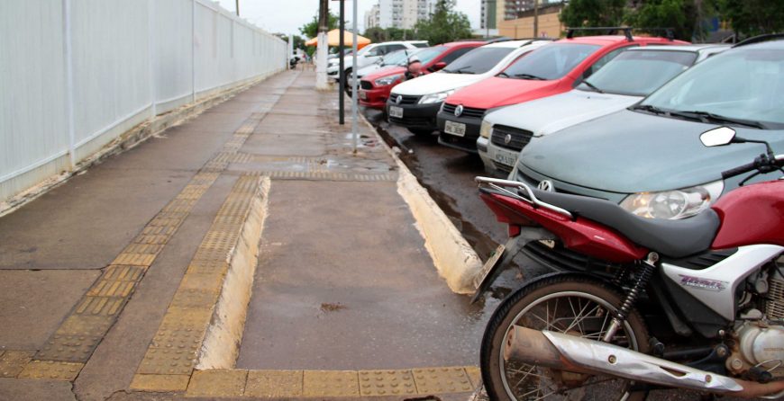 Condutores insistem em estacionar em locais de rampa de acessibidade