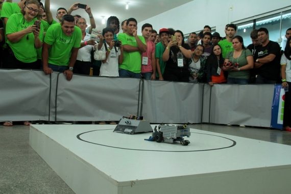 Torcidas acompanham disputa de robótica durante a Infoparty