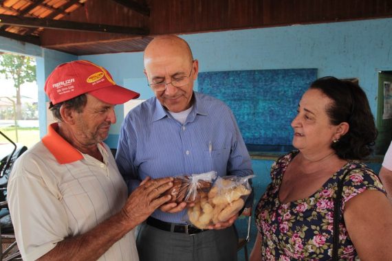 Governador com produtores familiares.