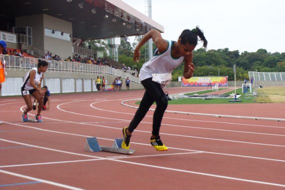 Adriana Camila, da escola Duque de Caxias, da capital, traz duas medalhas de ouro nos 1.500 e 400 metros 