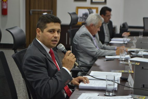 Leandro Basílio falando ao membros do Conselho durante a 53ª Reunião Ordinária do Conder