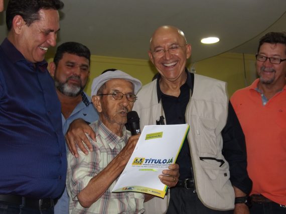 Cândido Batista, de 91 anos, disse ao governador que estava realizando o maior sonho de sua vida