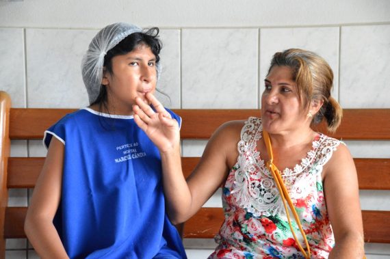 Maria Célia, que já foi beneficiada pela cirurgia, agora acompanha a filha, Maria Eduarda