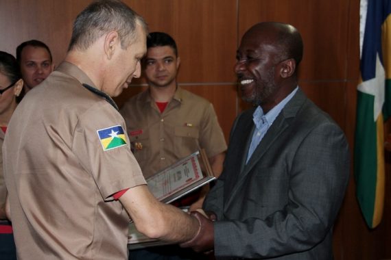 Coronel Silvio Rodrigues entrega Diploma Esron Penha Menezes ao ex-comandante do Corpo de Bombeiros, coronel Dionísio 