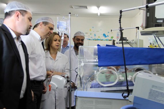 Ministro visita UTI neonatal do Cosme e Damião.