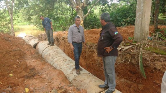 Coordenador da CAU, Celso Coelho, vistoria a obra de drenagem do Bairro Uirapuru