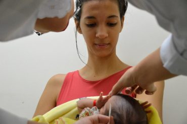 A bebê de Adriele Souza teve detectado problema na audição através do teste da orelhinha
