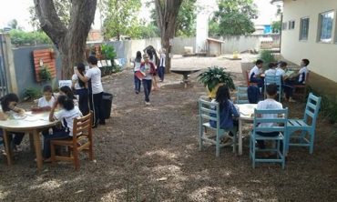 A Escola Fernanda foi contemplada com cinco salas de aula, ampla biblioteca, setor administrativo, refeitório e quadras poliesportiva e de areia