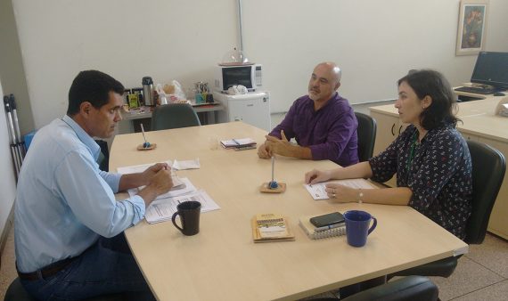 Alexsandro Quirino e Marcos Machado estiveram no gabinete da professora Gedeli, coordenadora de formação inicial e continuada do Ifro