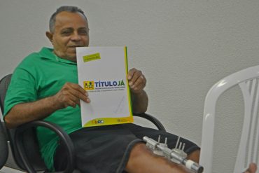 O montador de bicicleta Francisco Ângelo da Silva foi um dos beneficiados pelo Programa Titulo Já